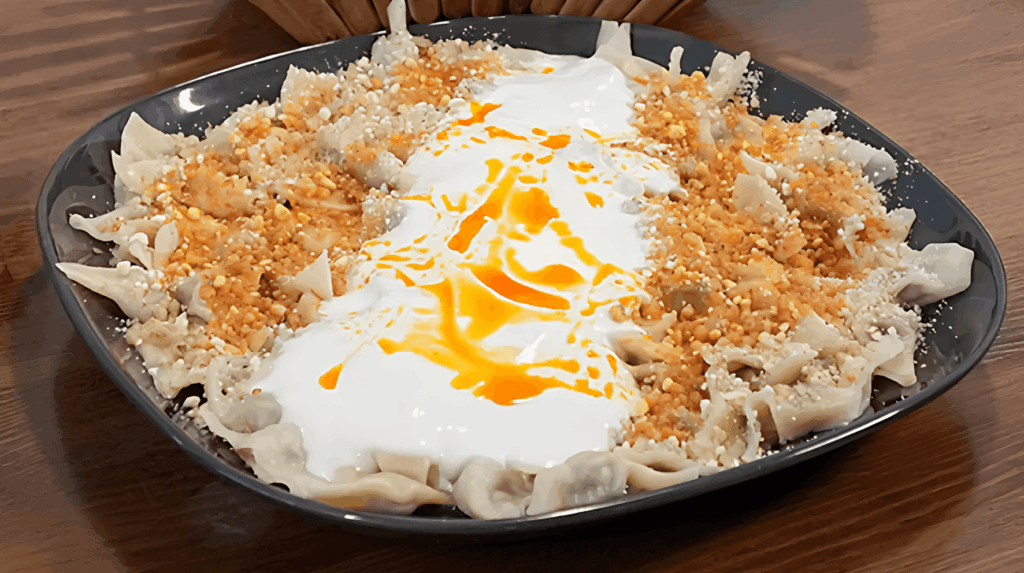 Buharı üstünde, yoğurtlu Kayseri mantısı